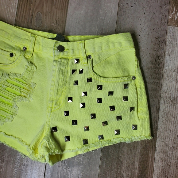 Forever 21 Bright Yellow Studded Distressed Jean Shorts Bootie Shorts Size 26 - Picture 11 of 16